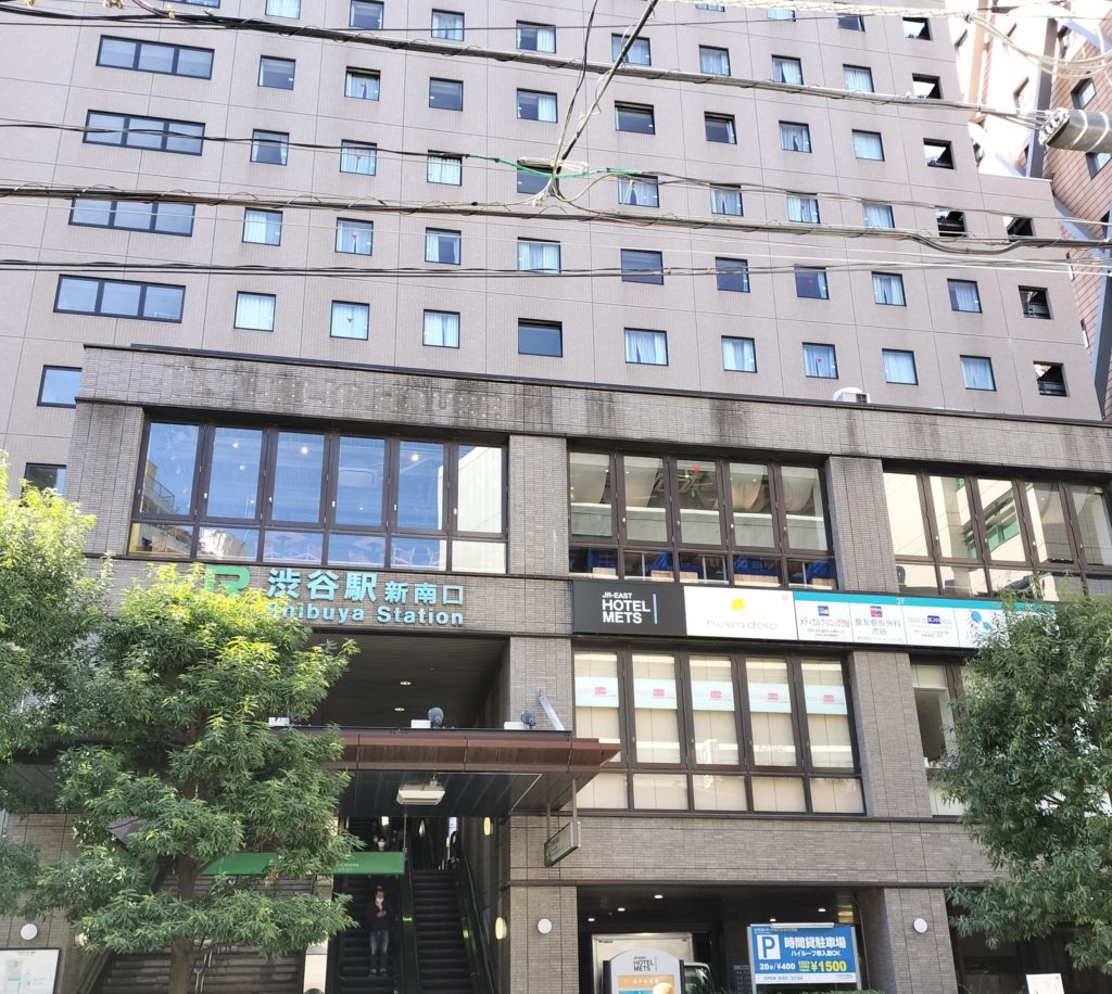 チェンソーマンカフェの場所はJR渋谷駅新南口から徒歩1分
