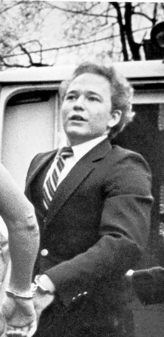 連行されるアニー・シャイアン・ジェイソン